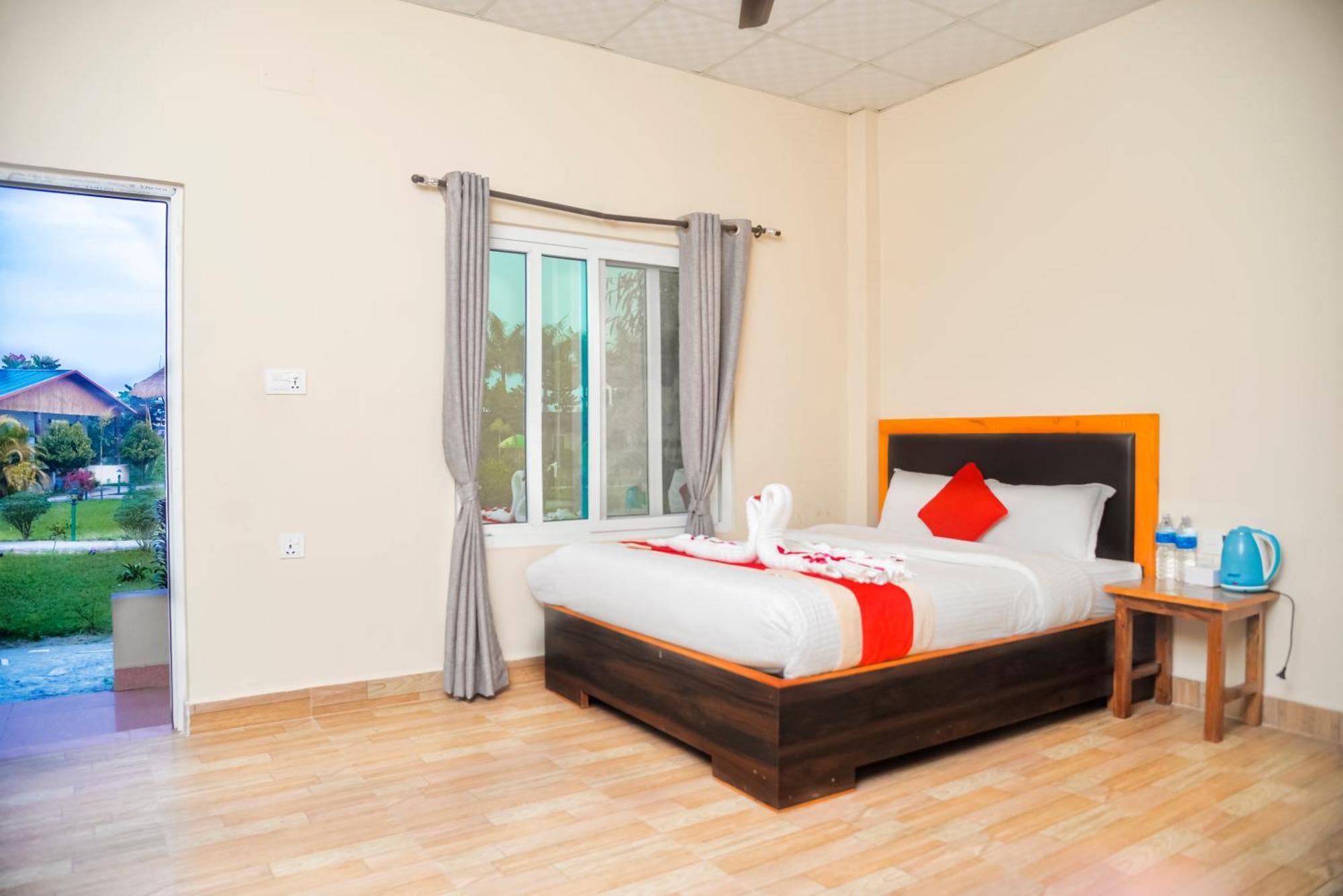Hotel Greenland Safari Sauraha Exterior foto